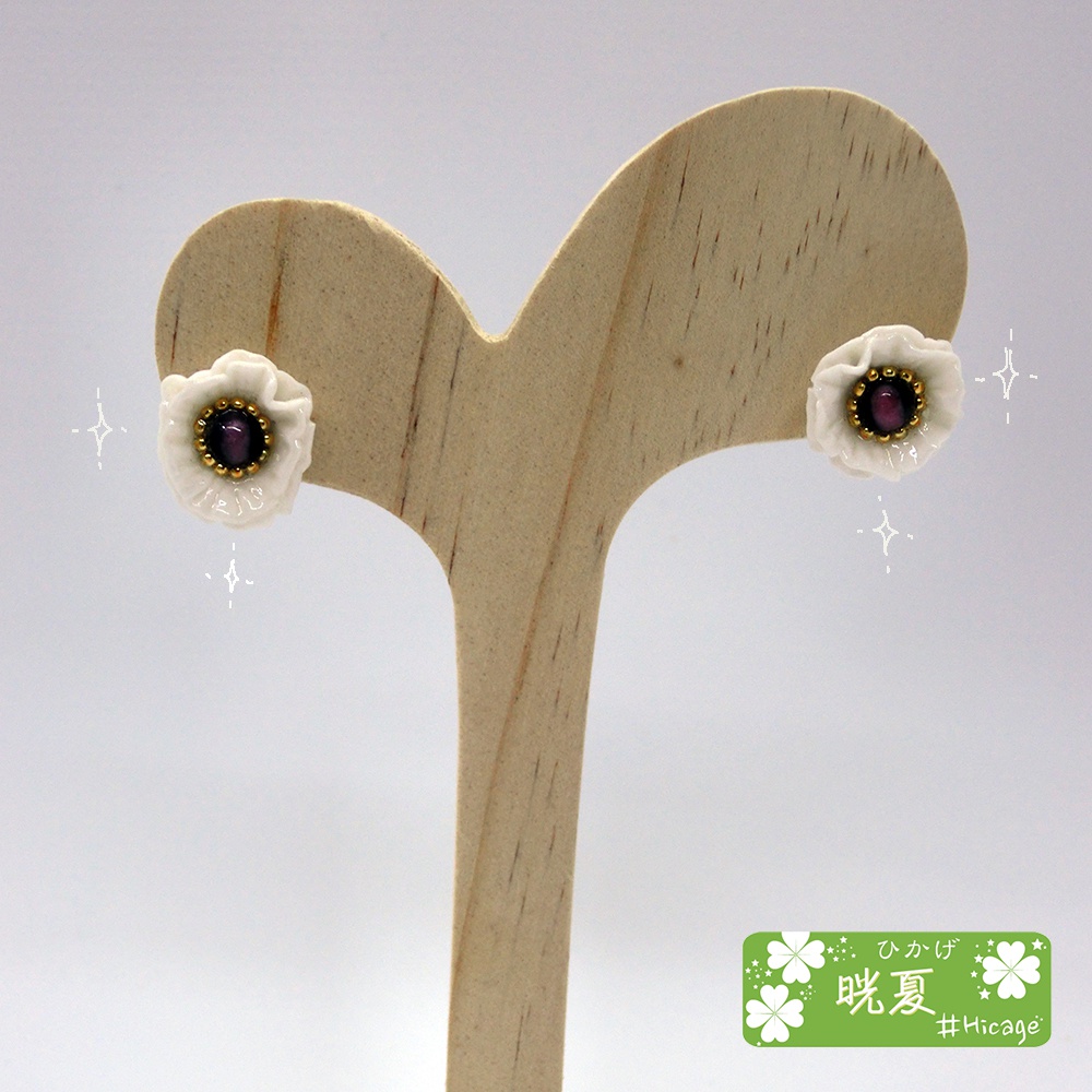 女子力アップ! 白いフラワーモチーフのピアス(大)