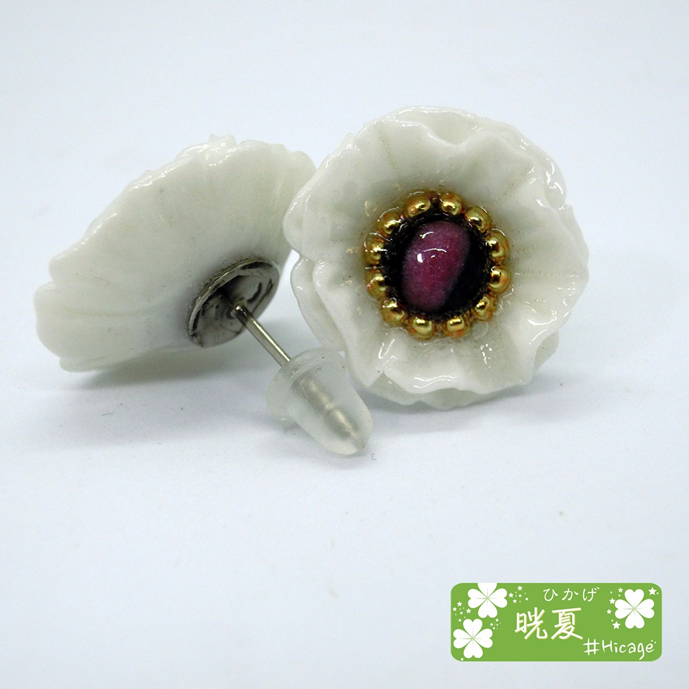 女子力アップ! 白いフラワーモチーフのピアス(大)
