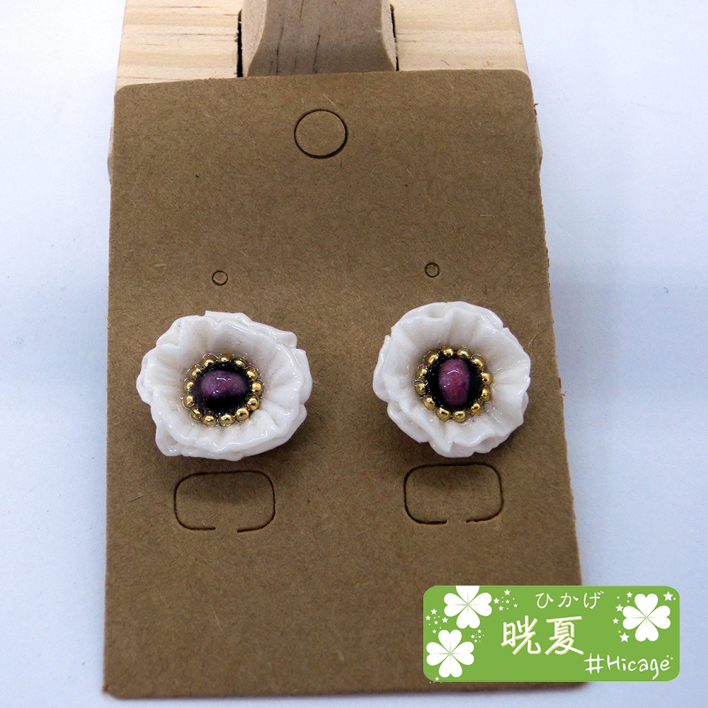 女子力アップ! 白いフラワーモチーフのピアス(大)