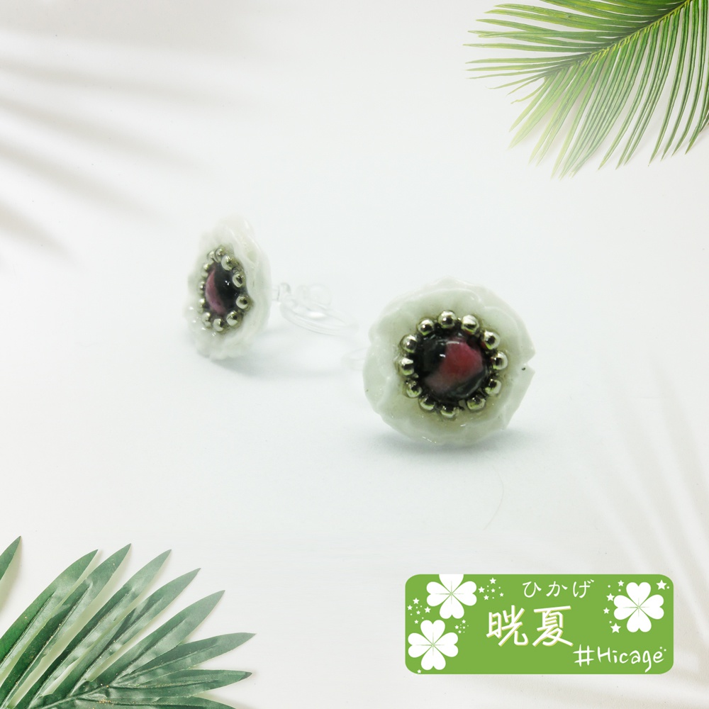 小ぶりでかわいい 白いフラワーモチーフ ノンホールピアス