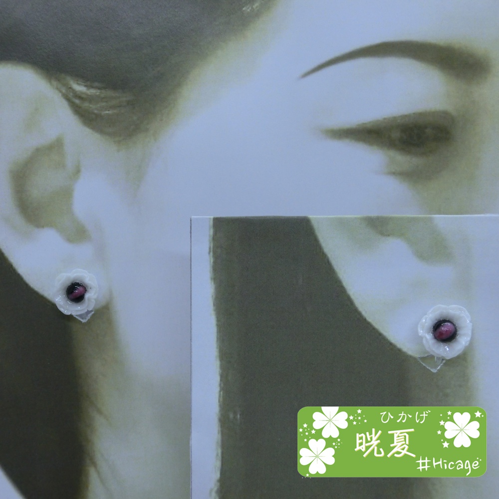 小ぶりでかわいい 白いフラワーモチーフ ノンホールピアス