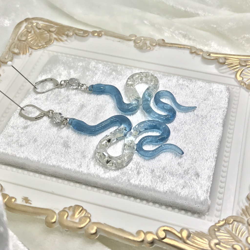 ニョロニョロピアスA(水色×クリア)