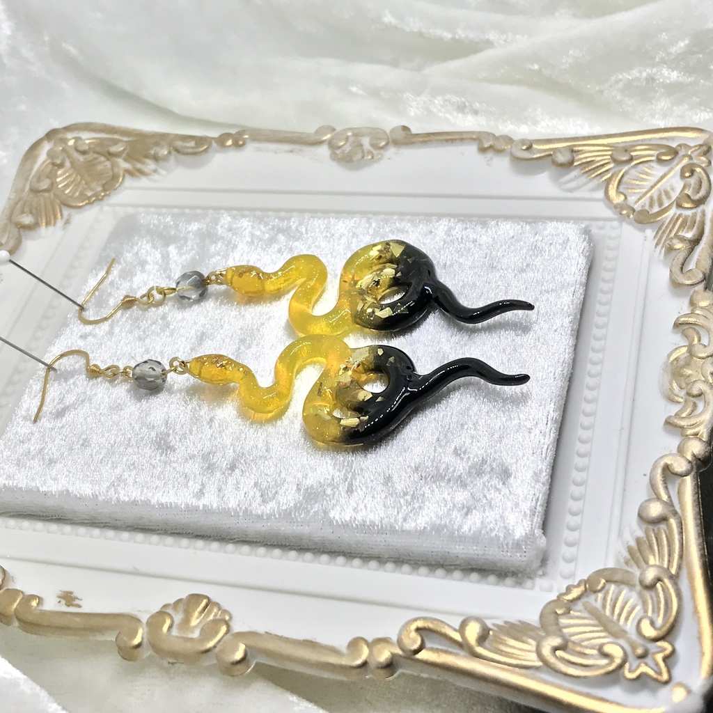 ニョロニョロピアスB(黄×黒)