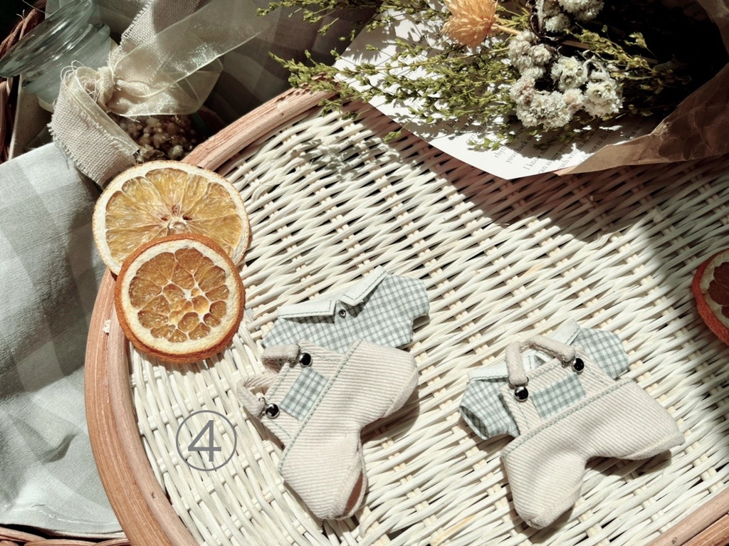 サロペット&シャツ