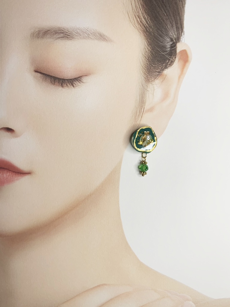 グリーン：花びらのピアス