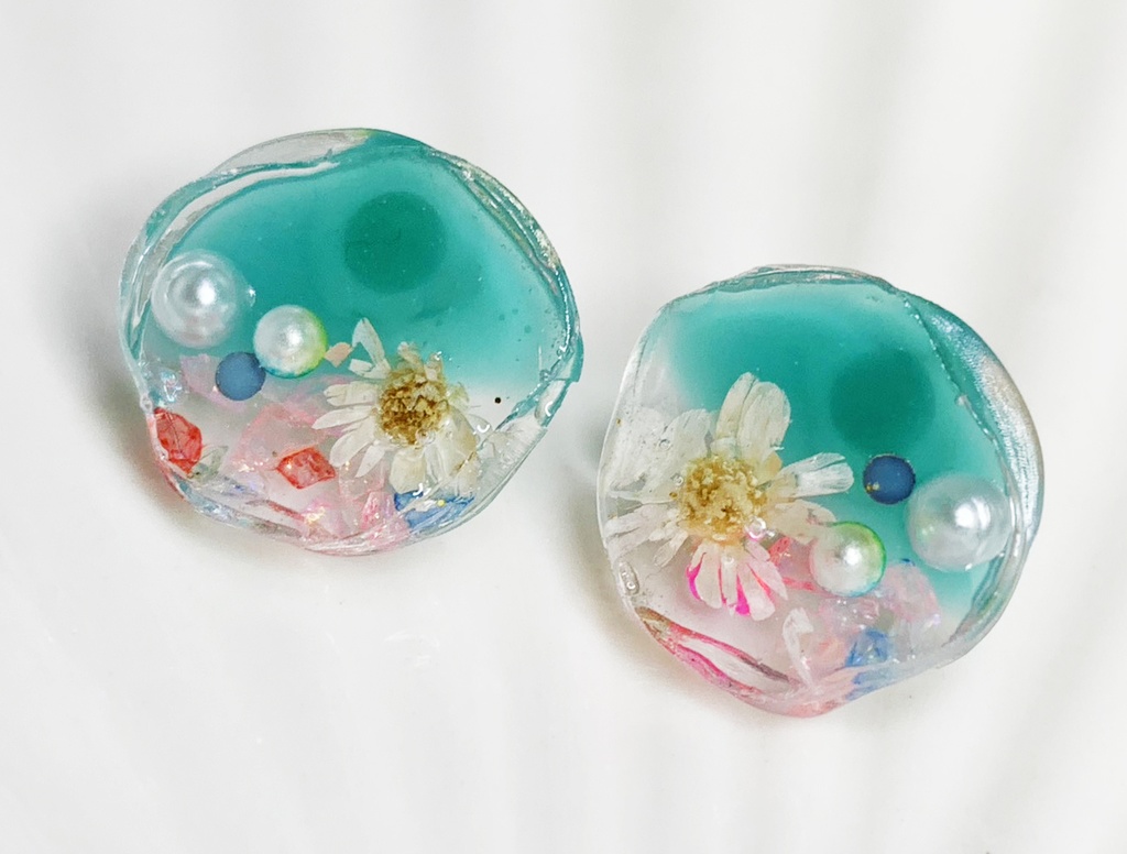 グリーン:クリアお花ピアス