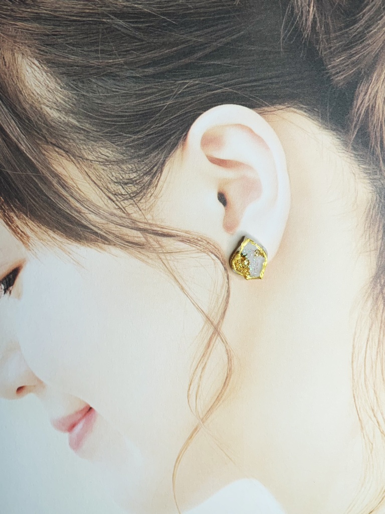 ホワイト：ゴールド装飾ピアス