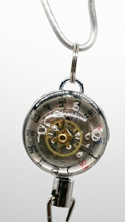 懐中時計仕立てのキーホルダー