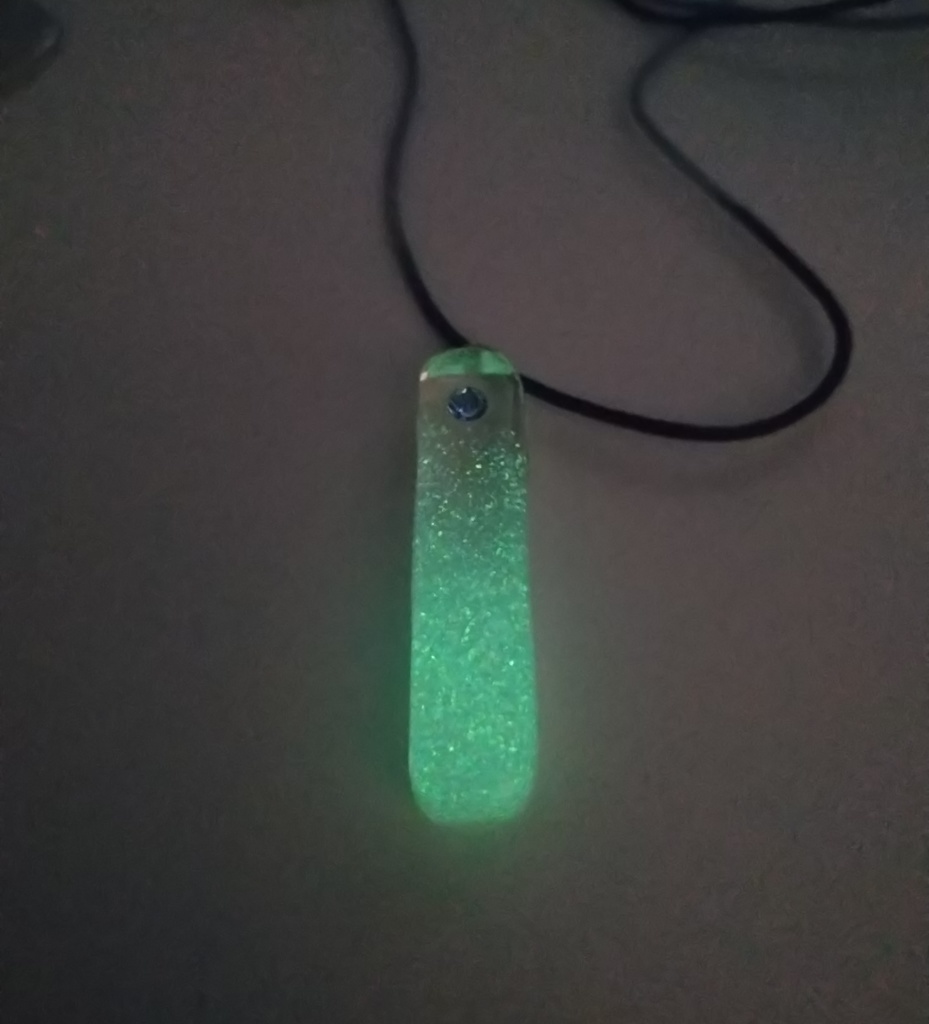 凍てつき輝く氷柱のペンダント(水色・青)