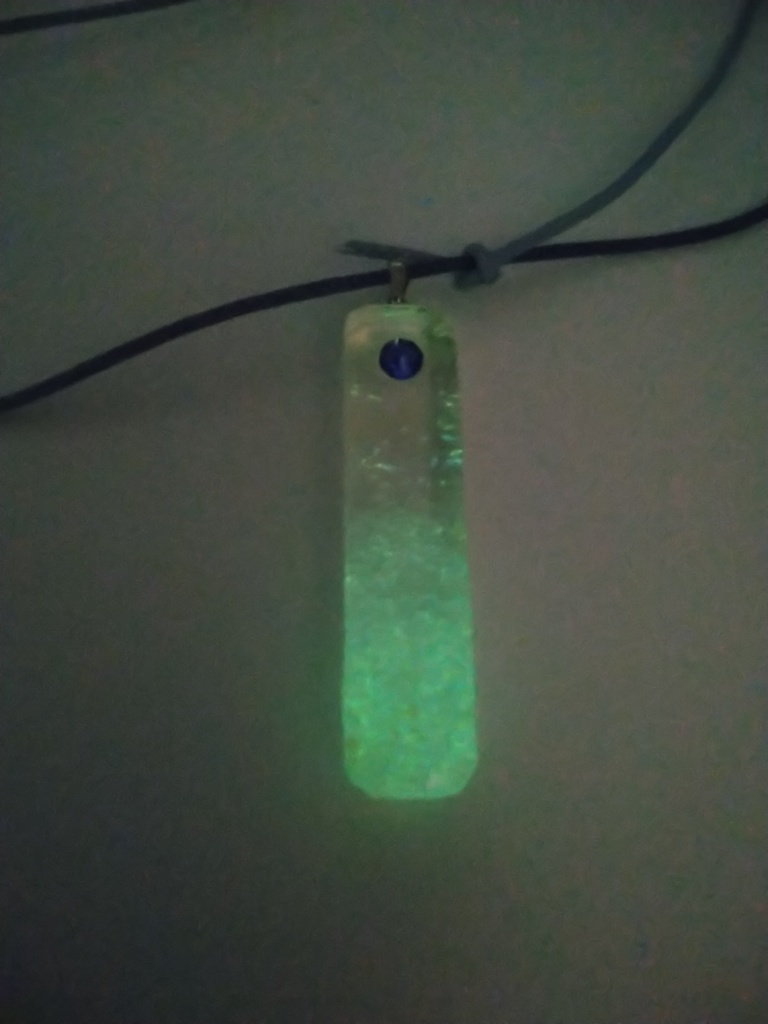 凍てつき輝く氷柱のペンダント(水色・青)