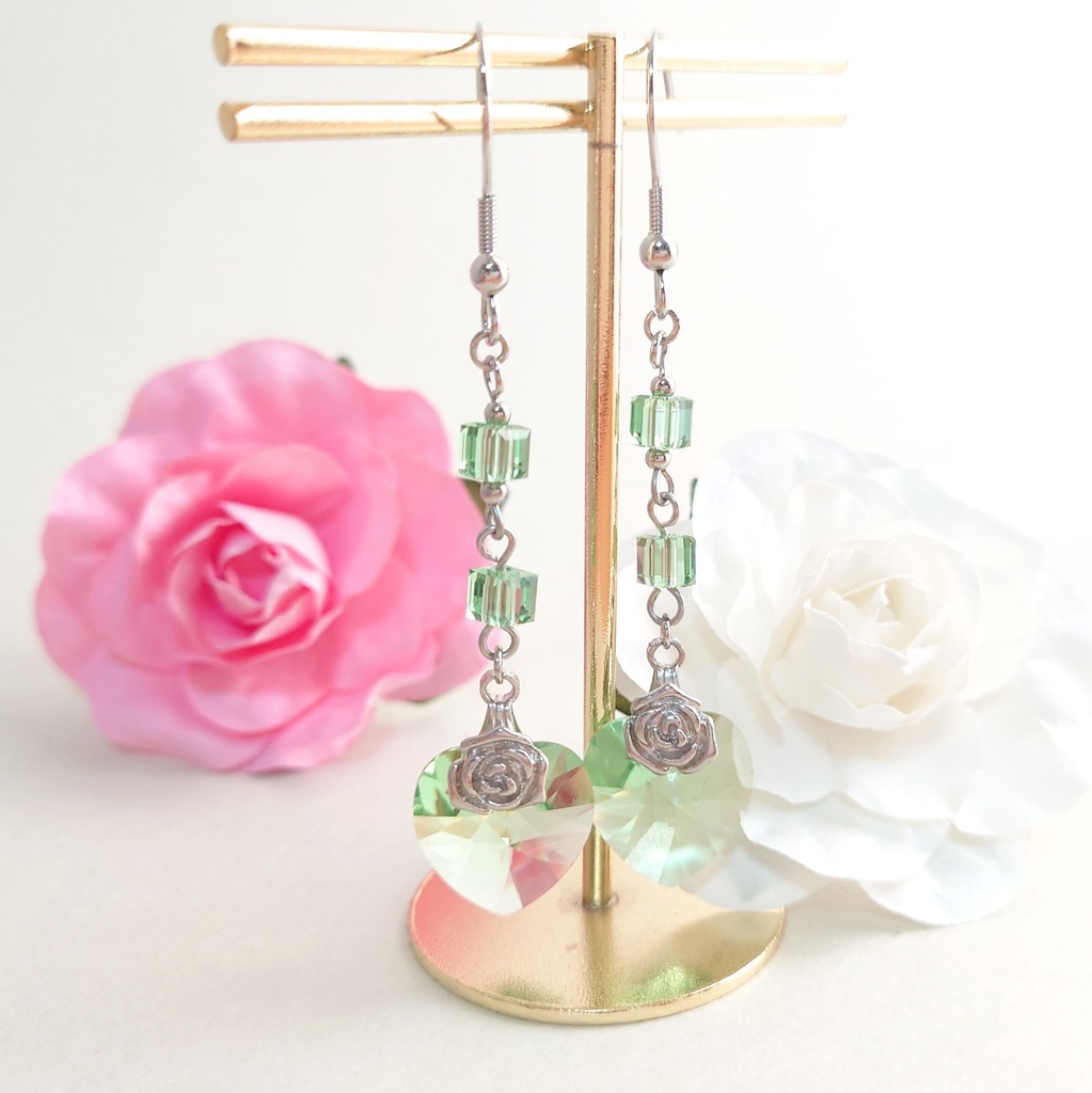 【ピアス】黄緑のハートと薔薇のピアス