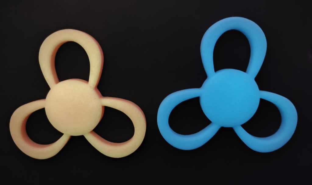 光る!琴葉姉妹のミニ胸飾り