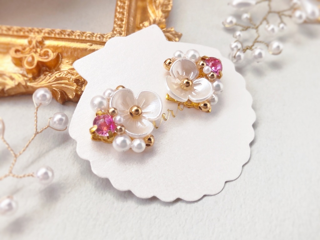 白い花のビジューピアス/ピンク(金具変更可)