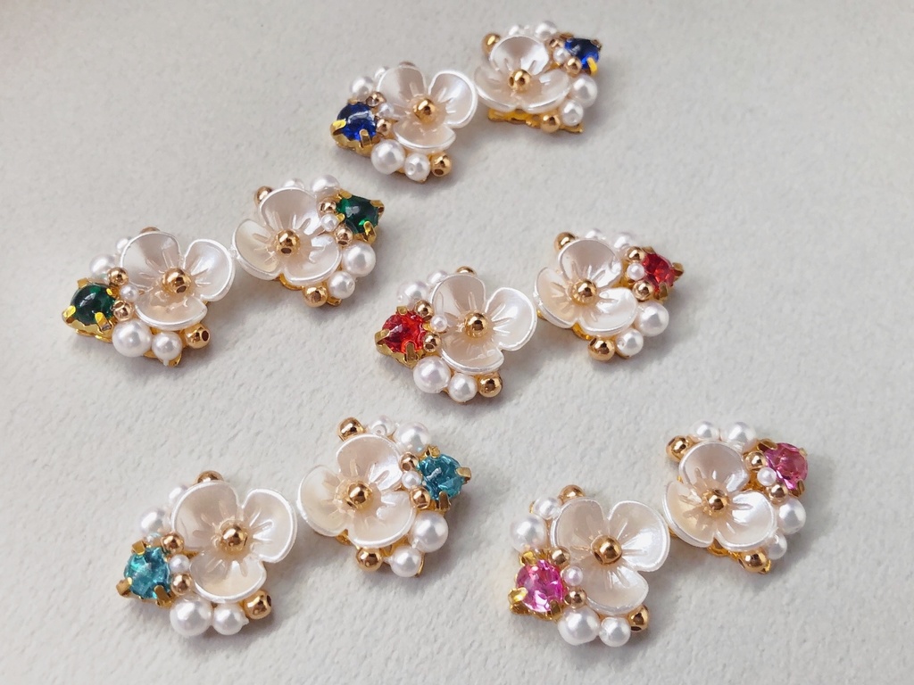 白い花のビジューピアス/レッド(金具変更可)