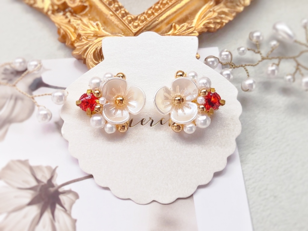 白い花のビジューピアス/レッド(金具変更可)