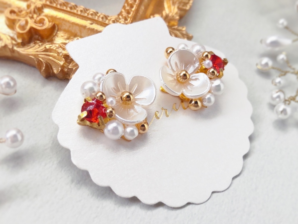 白い花のビジューピアス/レッド(金具変更可)