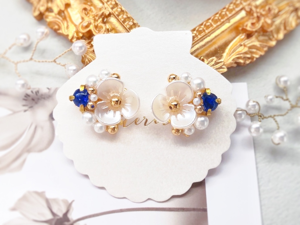 白い花のビジューピアス/ブルー(金具変更可)