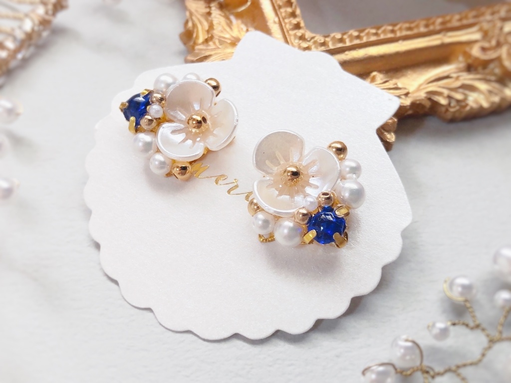白い花のビジューピアス/ブルー(金具変更可)