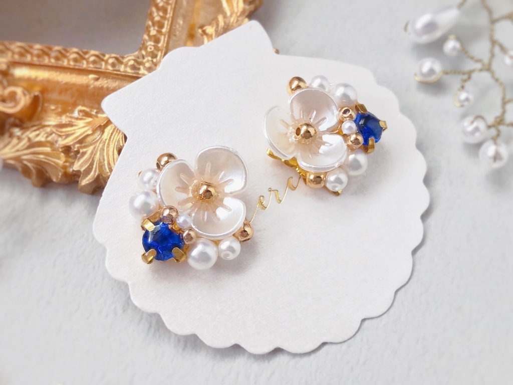 白い花のビジューピアス/ブルー(金具変更可)