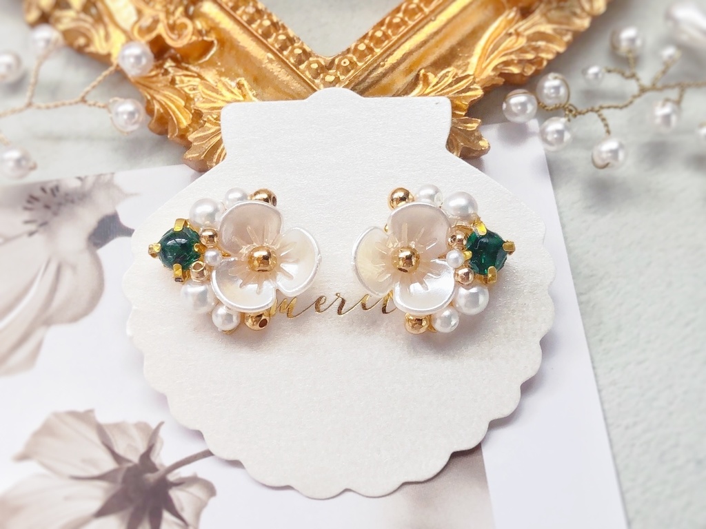 白い花のビジューピアス/グリーン(金具変更可)