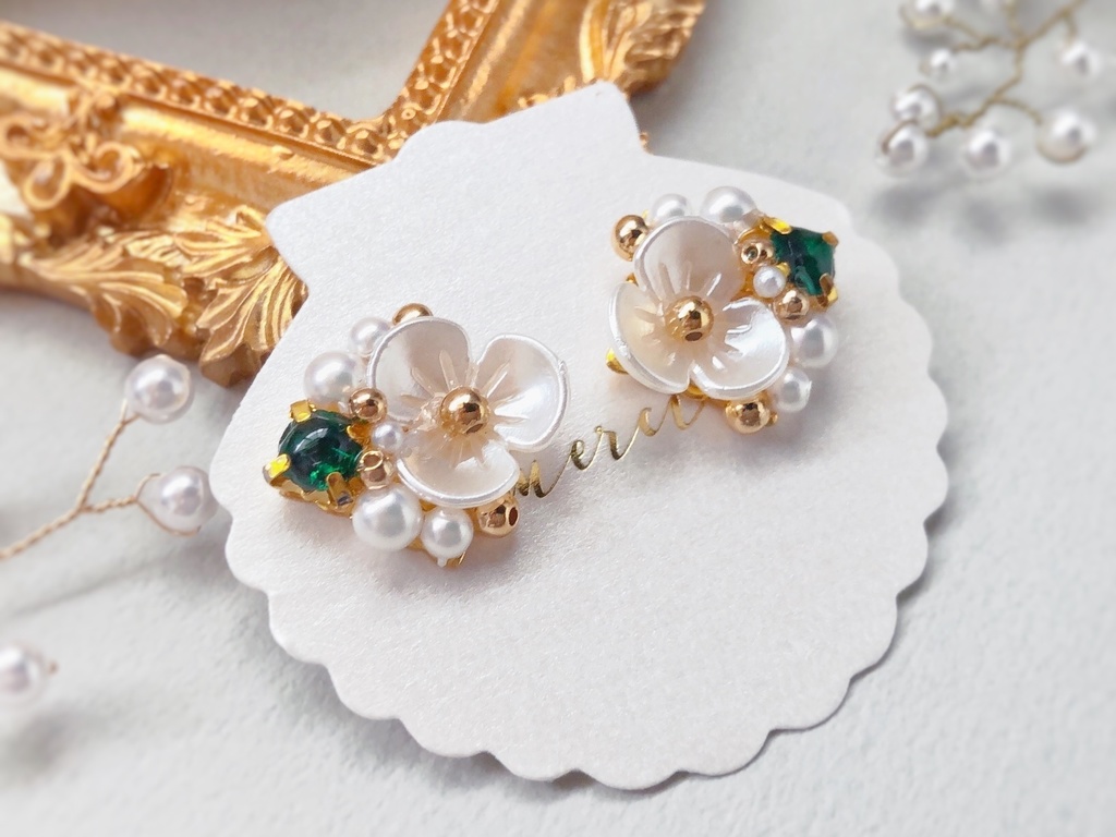 白い花のビジューピアス/グリーン(金具変更可)