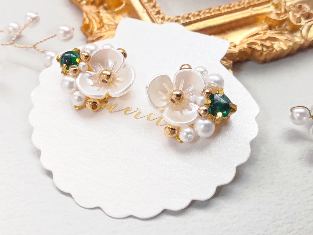 白い花のビジューピアス/グリーン(金具変更可)