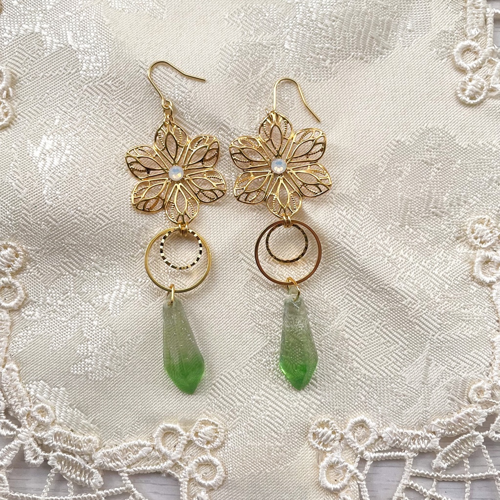 朧月の花の耳飾り