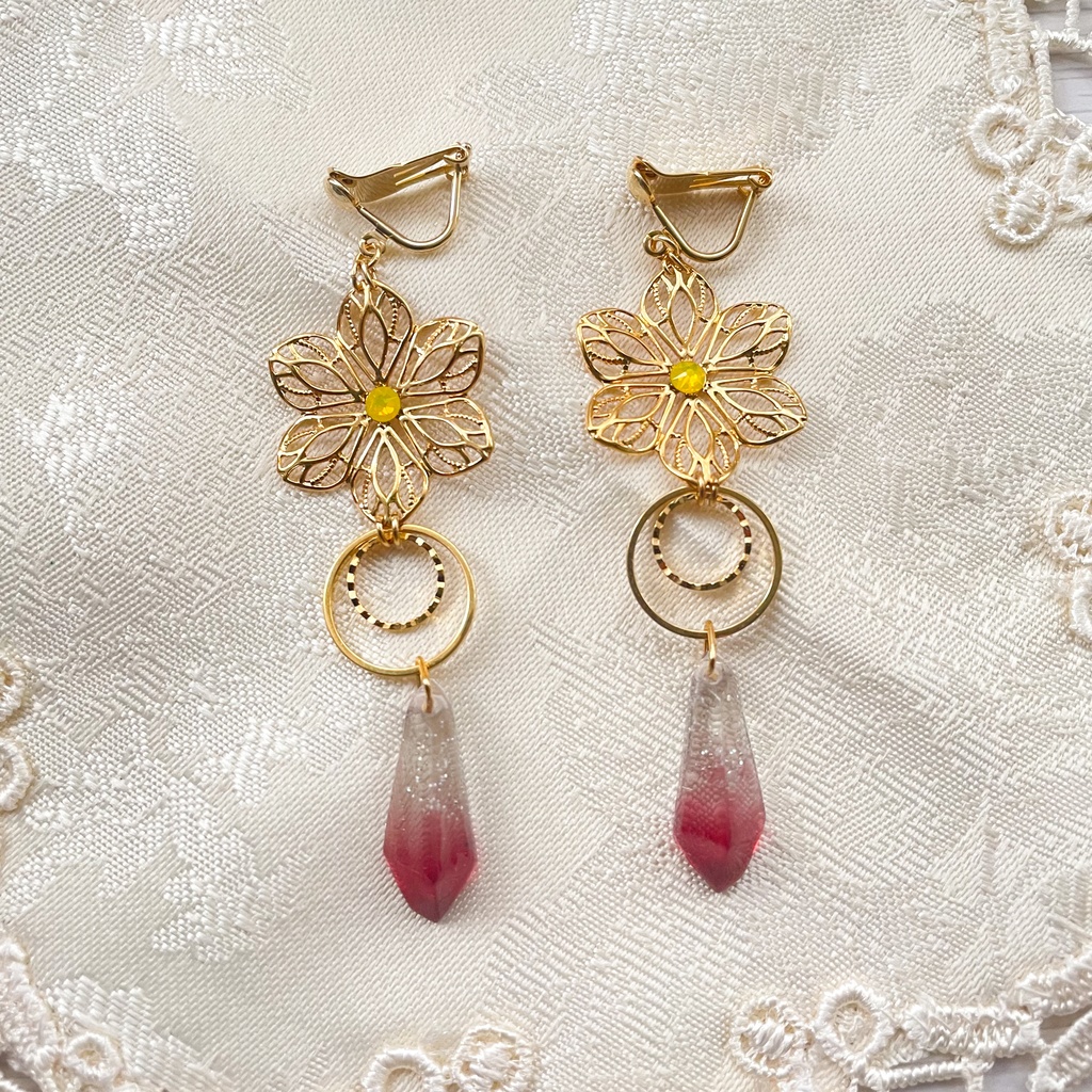 朧月の花の耳飾り