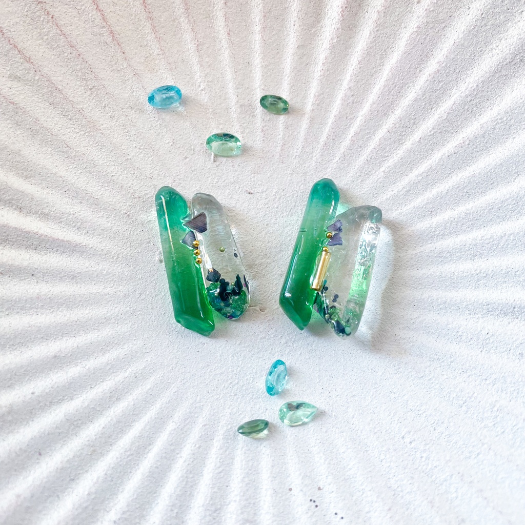 翠の鉱石ピアス
