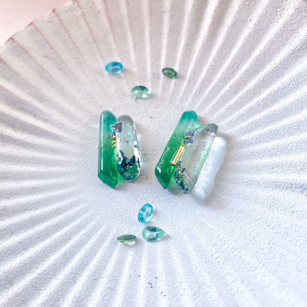 翠の鉱石ピアス