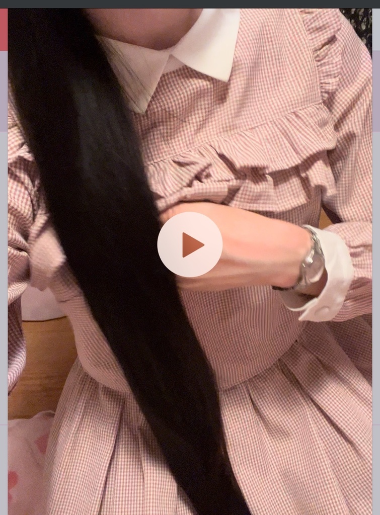 髪を手で撫でる動画