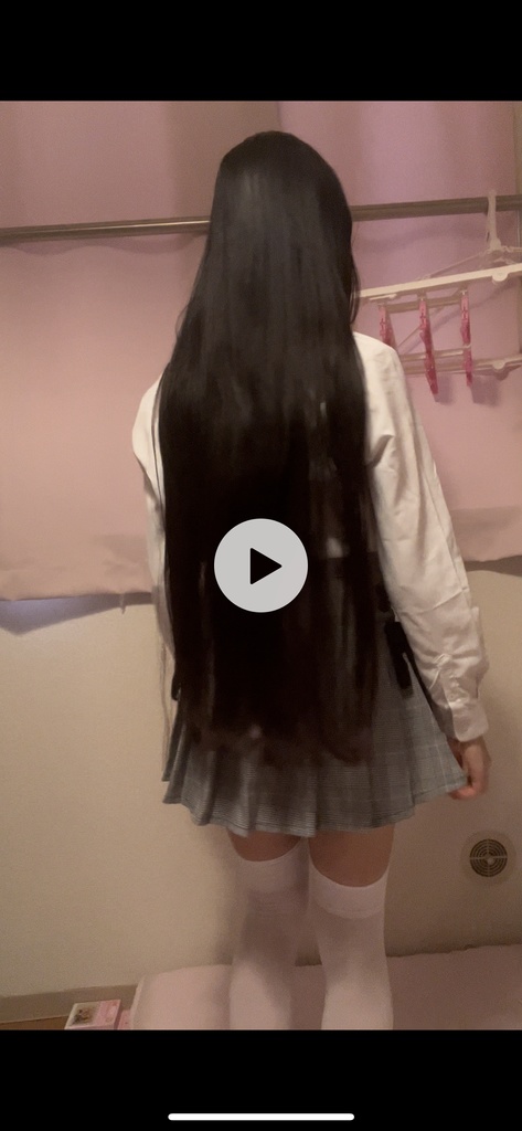 超ミニスカ白ニーハイ姿で髪を靡かせる♡