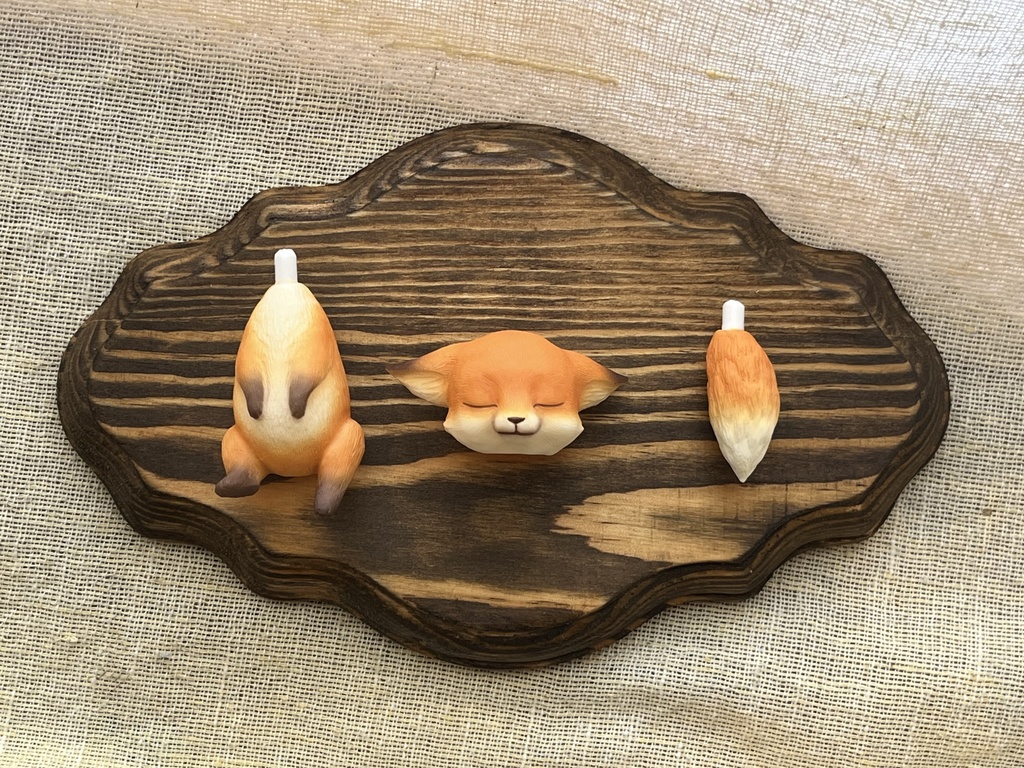 へそ天アカギツネ