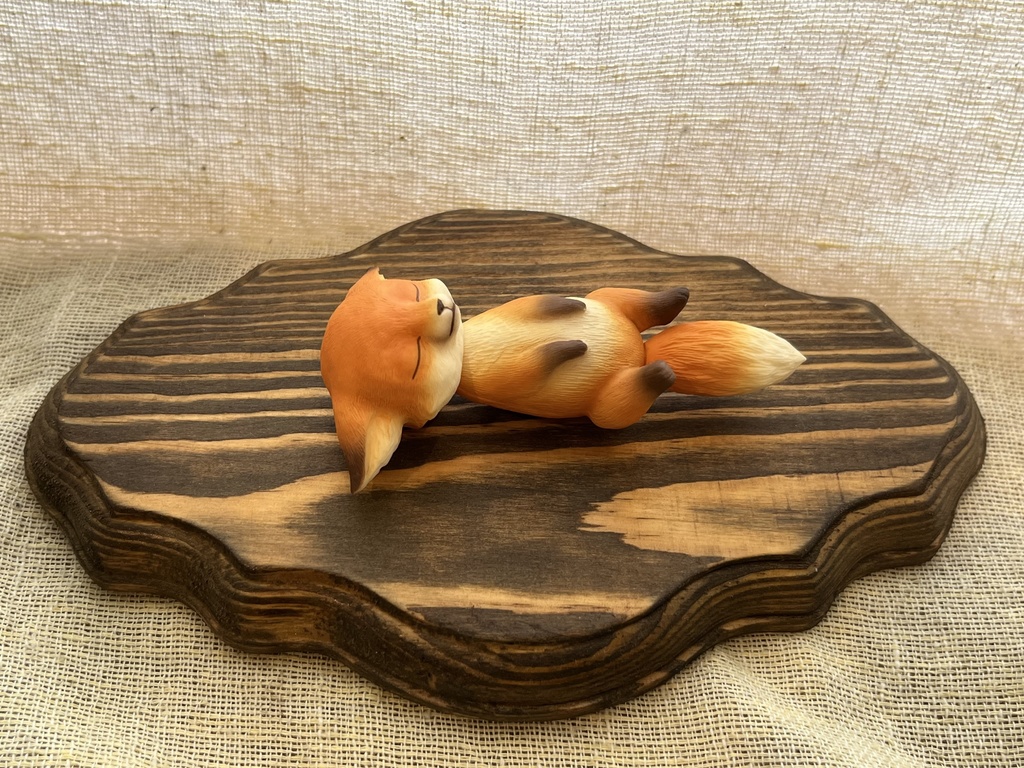 へそ天アカギツネ