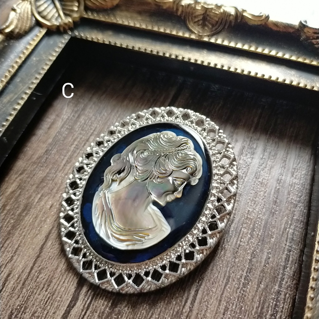 深海に眠る装飾品 (シェルカメオのブローチ)