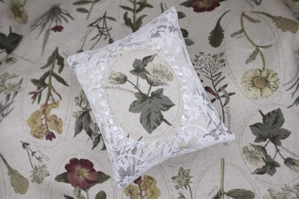 Cushion : Petal Drop