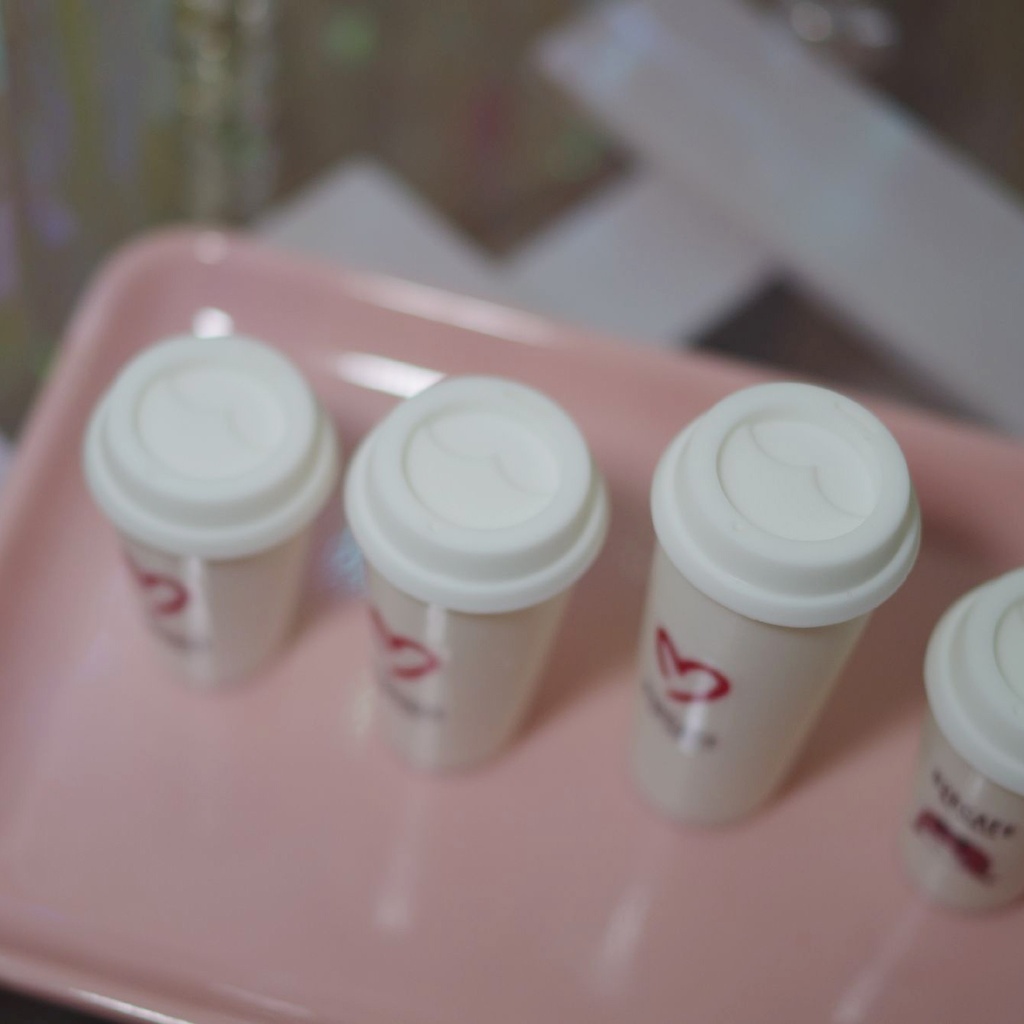 【テイクアウトカップ【ガール】  1/4～1/3サイズ】　コーヒーカップ　ドリンクカップ　タンブラー　フェイクフード　ドール用　ぬい用　ミニチュアフード　MDD　DD　撮影小物　40cmドール　50cmドール　60cmドール　70cmドール　75cmドール　MYOUDOLL　TelesthesiaDoll　BJD CROBI　Luts　SDM　SD　食品　模型　