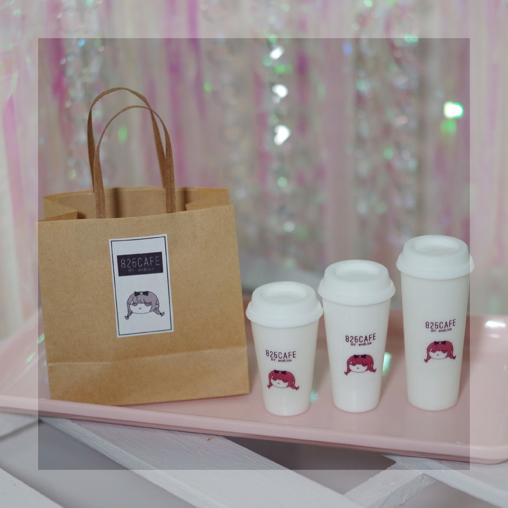【テイクアウトカップ【ガール】  1/4～1/3サイズ】　コーヒーカップ　ドリンクカップ　タンブラー　フェイクフード　ドール用　ぬい用　ミニチュアフード　MDD　DD　撮影小物　40cmドール　50cmドール　60cmドール　70cmドール　75cmドール　MYOUDOLL　TelesthesiaDoll　BJD CROBI　Luts　SDM　SD　食品　模型　