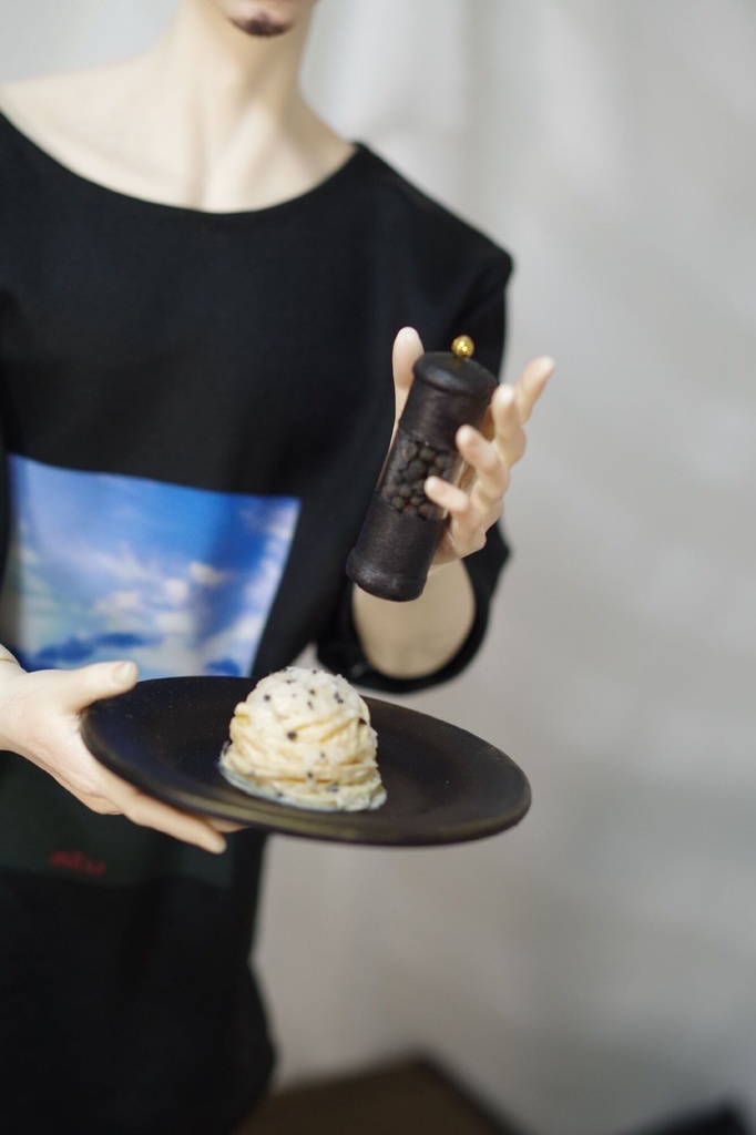 【パスタプレート【カチョエペペ】　 1/4～1/3サイズ】スパゲッティ　フェイクフード　ドール用　ぬい用　ミニチュアフード　MDD　DD　撮影小物　40cmドール　50cmドール　60cmドール　70cmドール　75cmドール　MYOUDOLL　TelesthesiaDoll　BJD CROBI　Luts　SDM　SD　食品　模型　