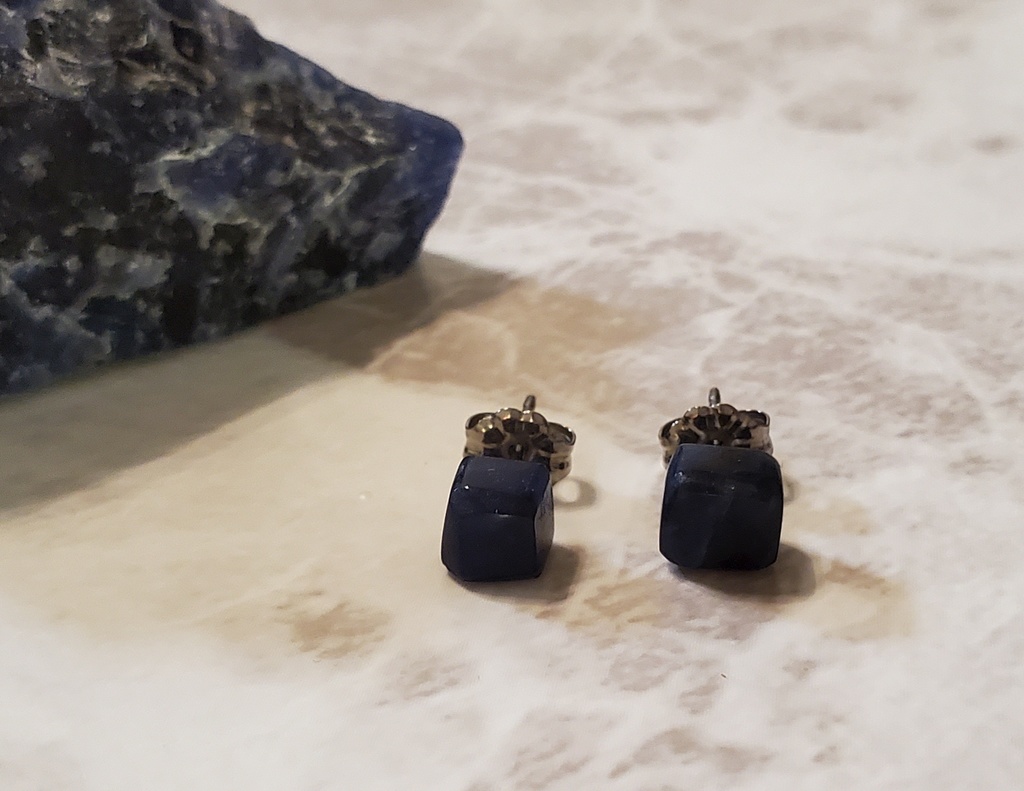 ※展示【本気で考えた夢女のためのイメージピアス】Ver.square【ソーダライト 原石使用】