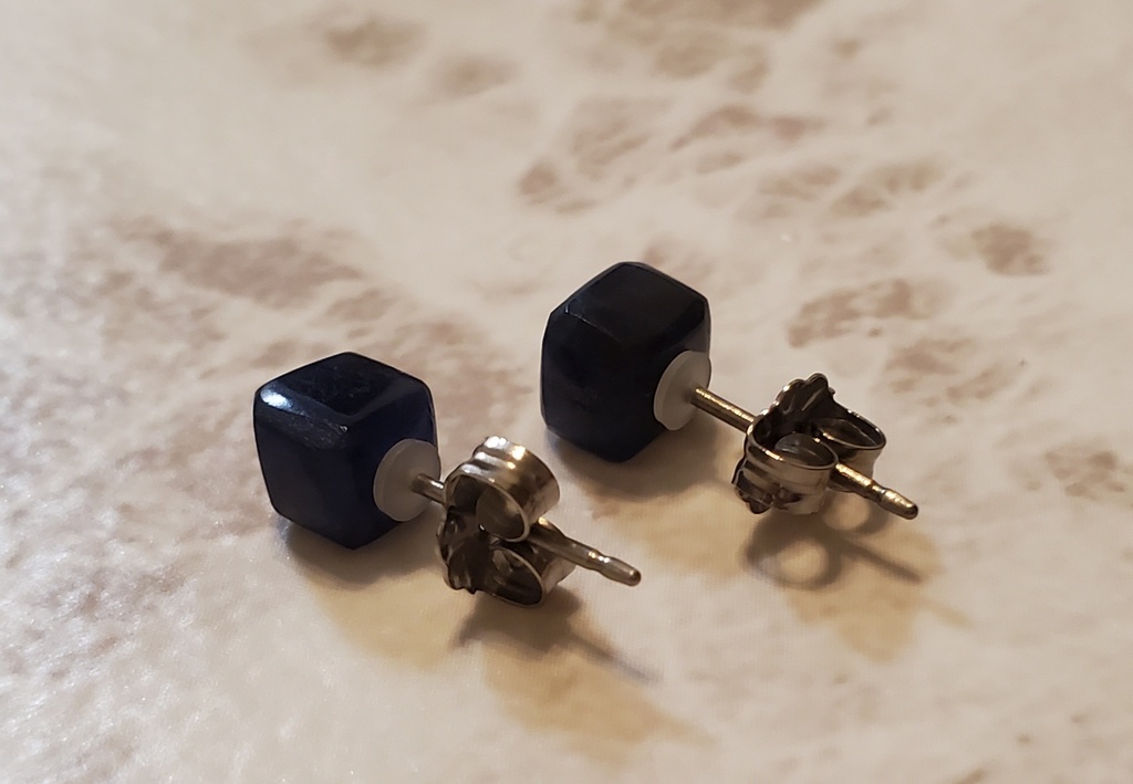 ※展示【本気で考えた夢女のためのイメージピアス】Ver.square【ソーダライト 原石使用】