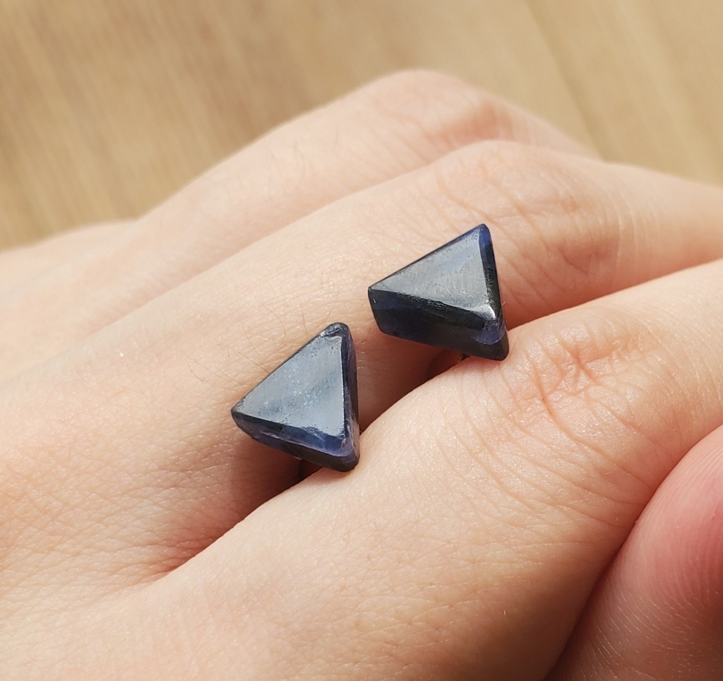 ※展示※【本気で考えた夢女のためのイメージピアス】Ver.Triangle【ソーダライト 原石使用】【訳有り】