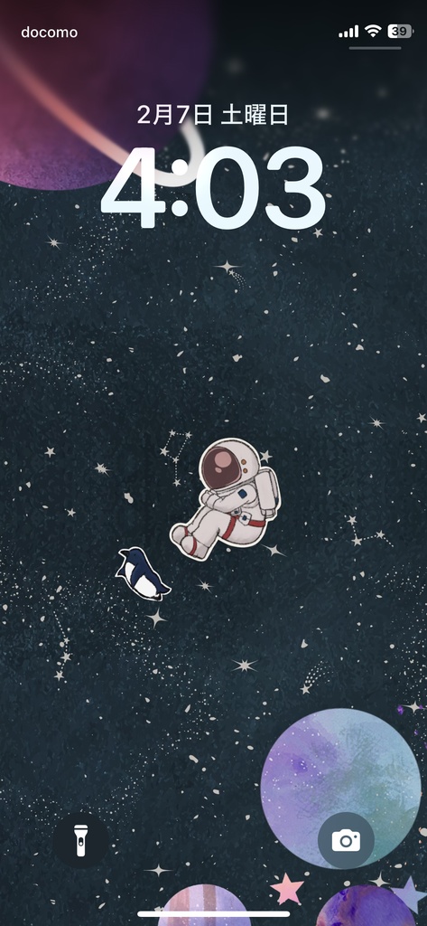 【スマホ用壁紙】宇宙服と空飛ぶペンギン