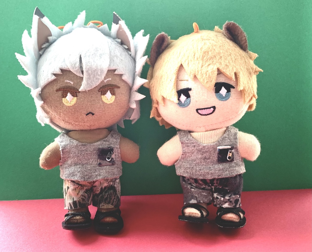 白シャツとシンプルタンクトップ