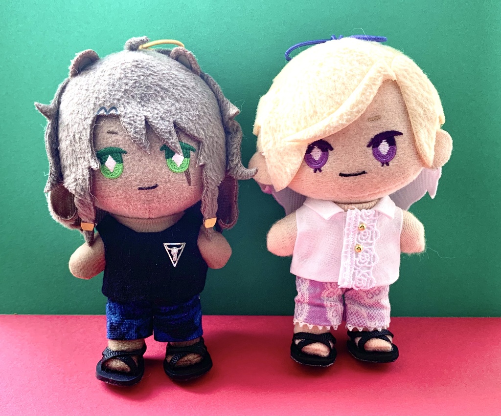 白シャツとシンプルタンクトップ