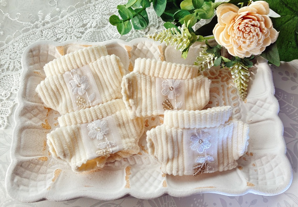 フラワーハイネックとシンプルハイネック