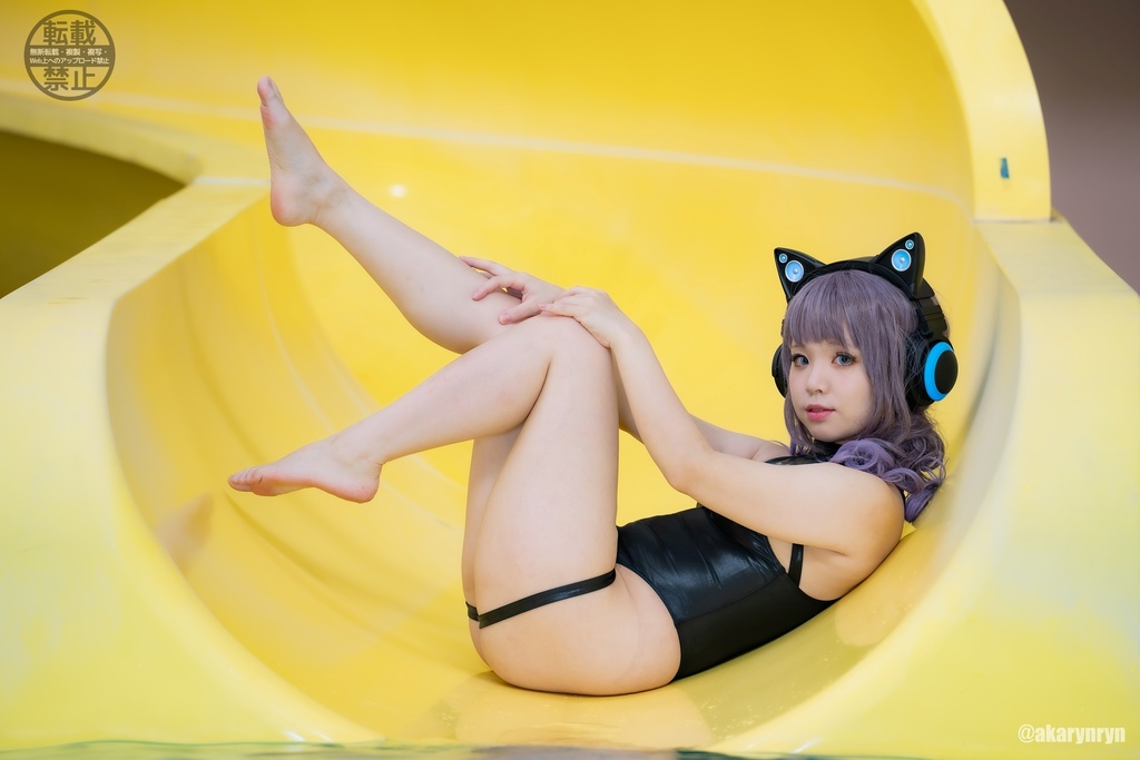 サイバーキャット、プールへいく。