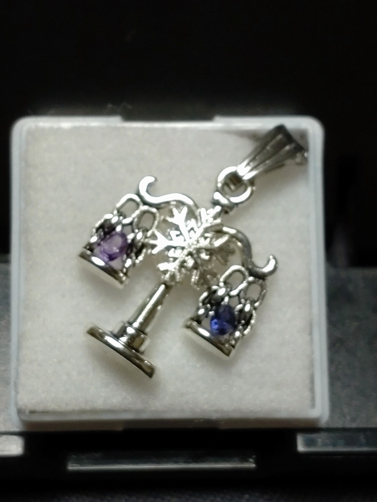 冬の天秤ネックレス