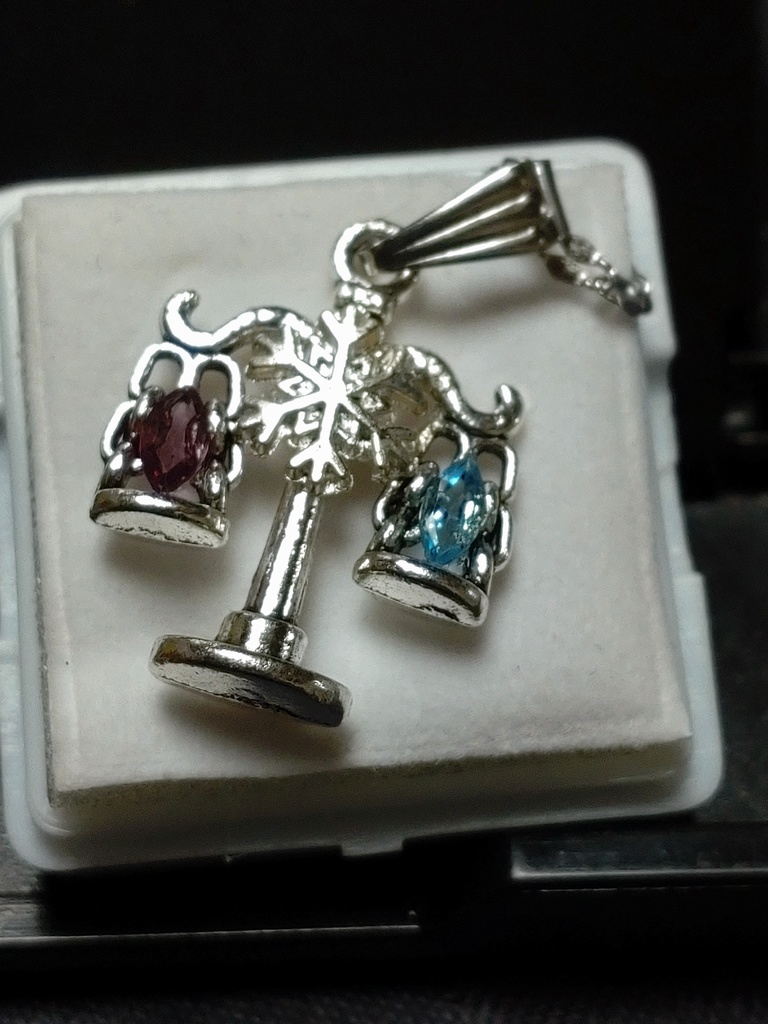 冬の天秤ネックレス