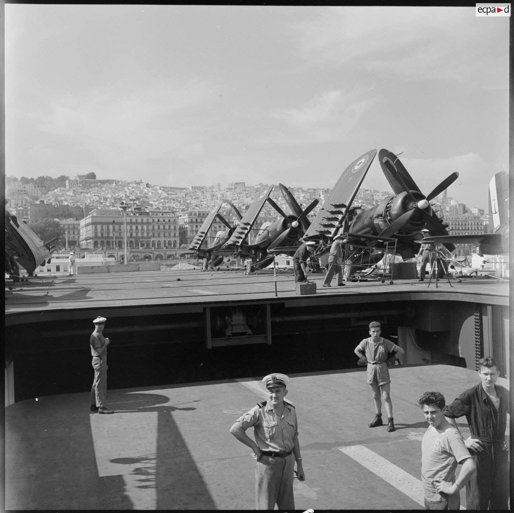 1/700 F4U-7 コルセア (翼畳んだ状態)